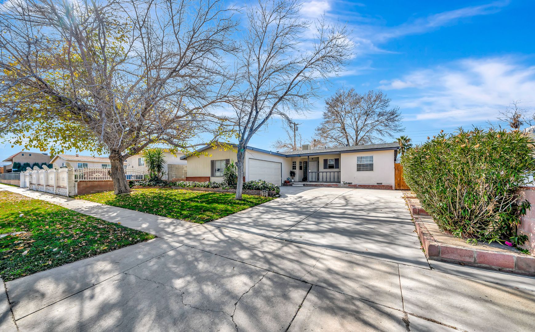 Palmdale House: 38453 3rd E