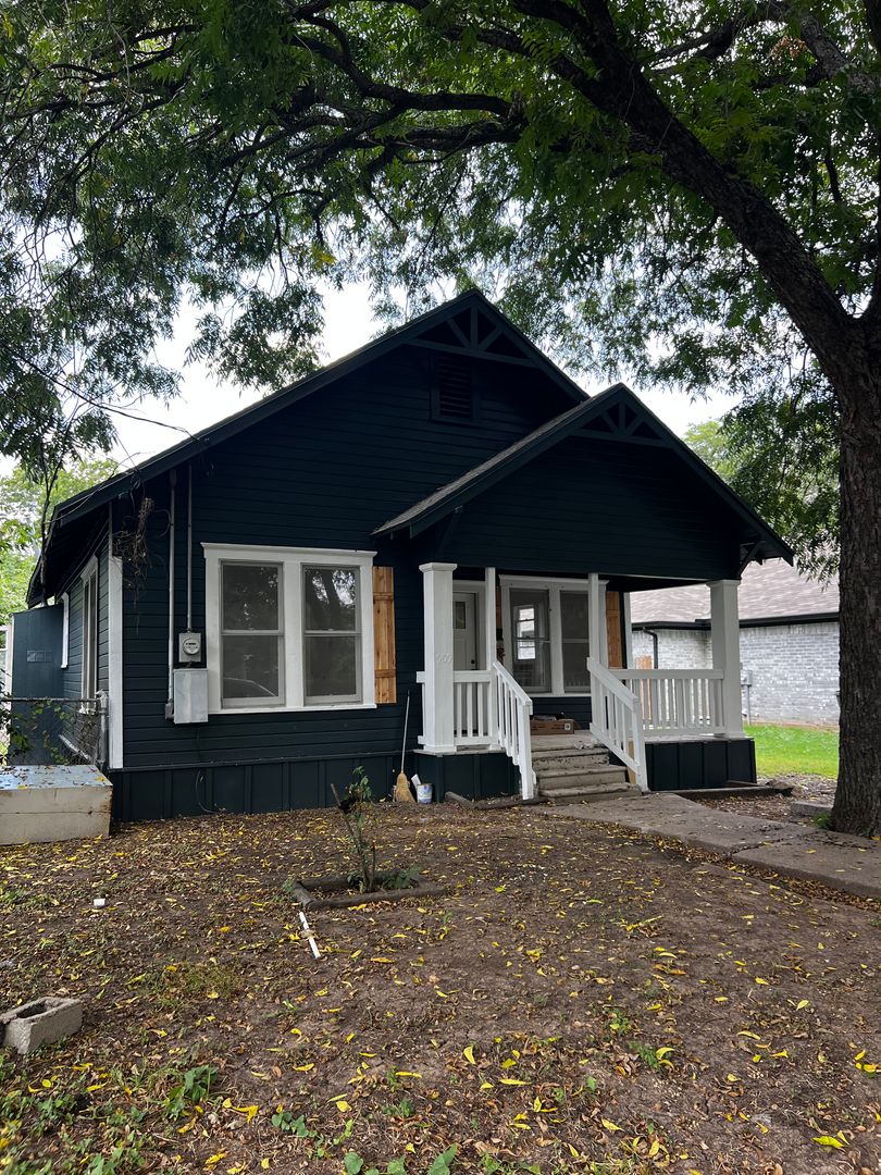 Waco House: 909 N 10th Street