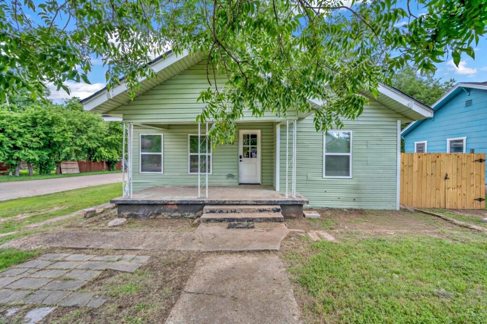 Waco House: 2400 Reuter Ave