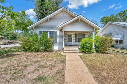 Spacious 3 Bed - 1 Bath House Near Downtown – photo 1