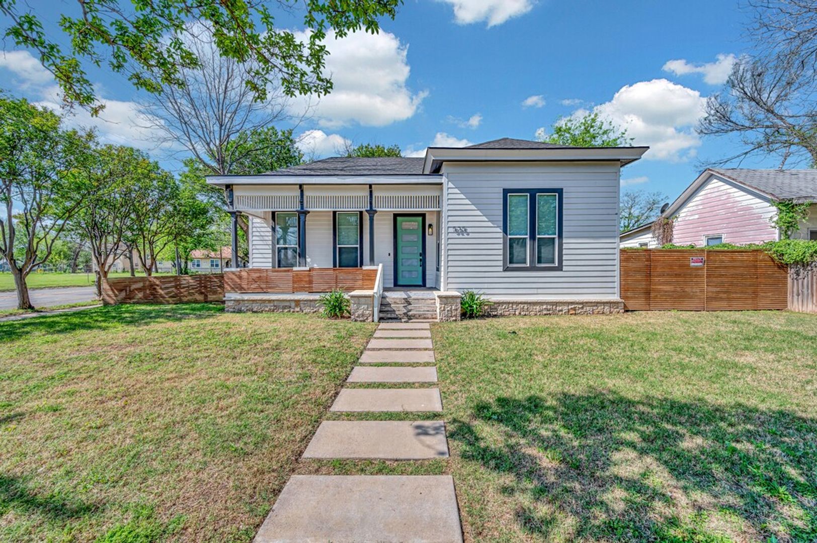 Waco House: 525 S. 10th St.