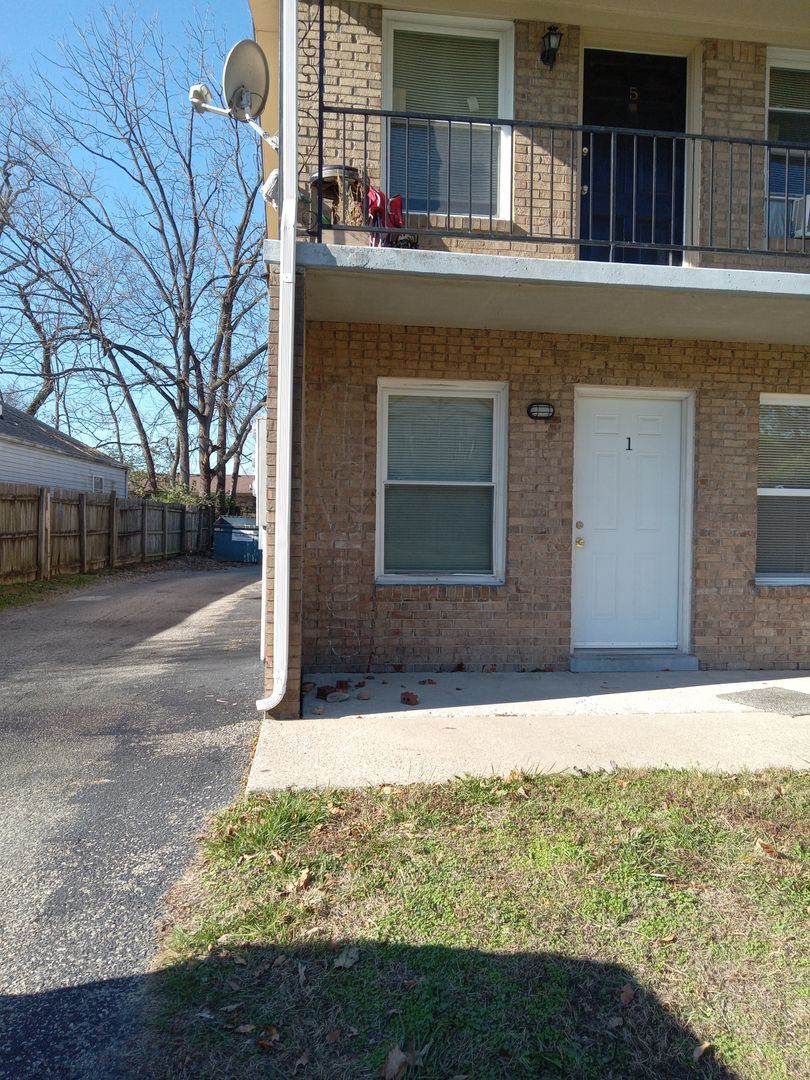 Louisville Apartment: 2006 Landing Dr.