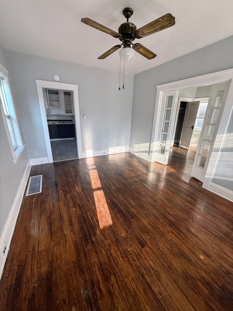 Cleveland House: 951 Royal Rd. - *Upper Unit