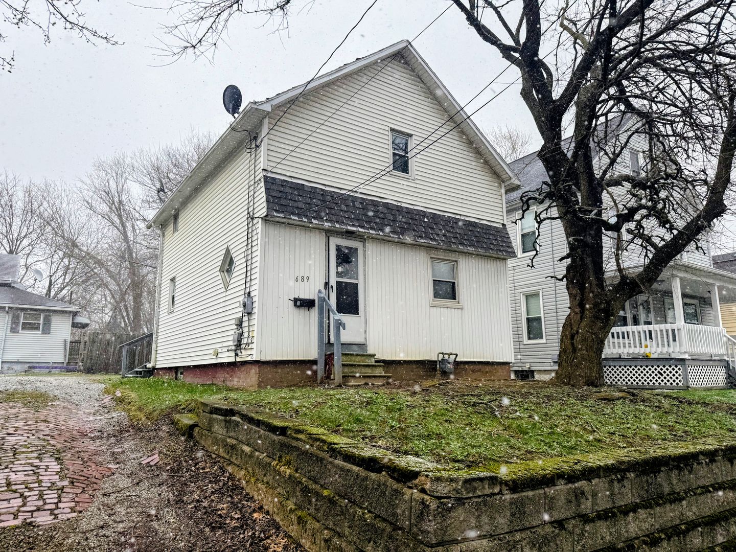 Akron House: 689 Kling St