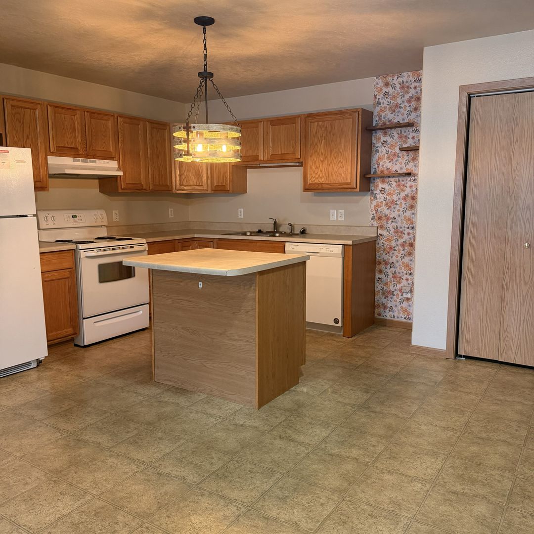 Minot Apartment: 2808 6th St SW