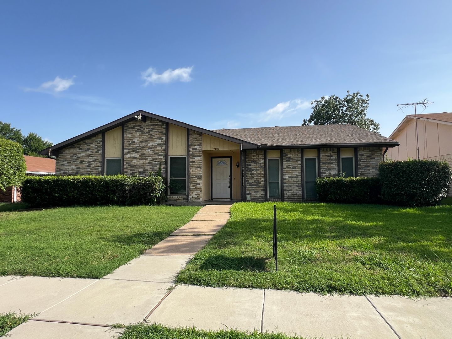 Carrollton House: 2107 Victoria Rd