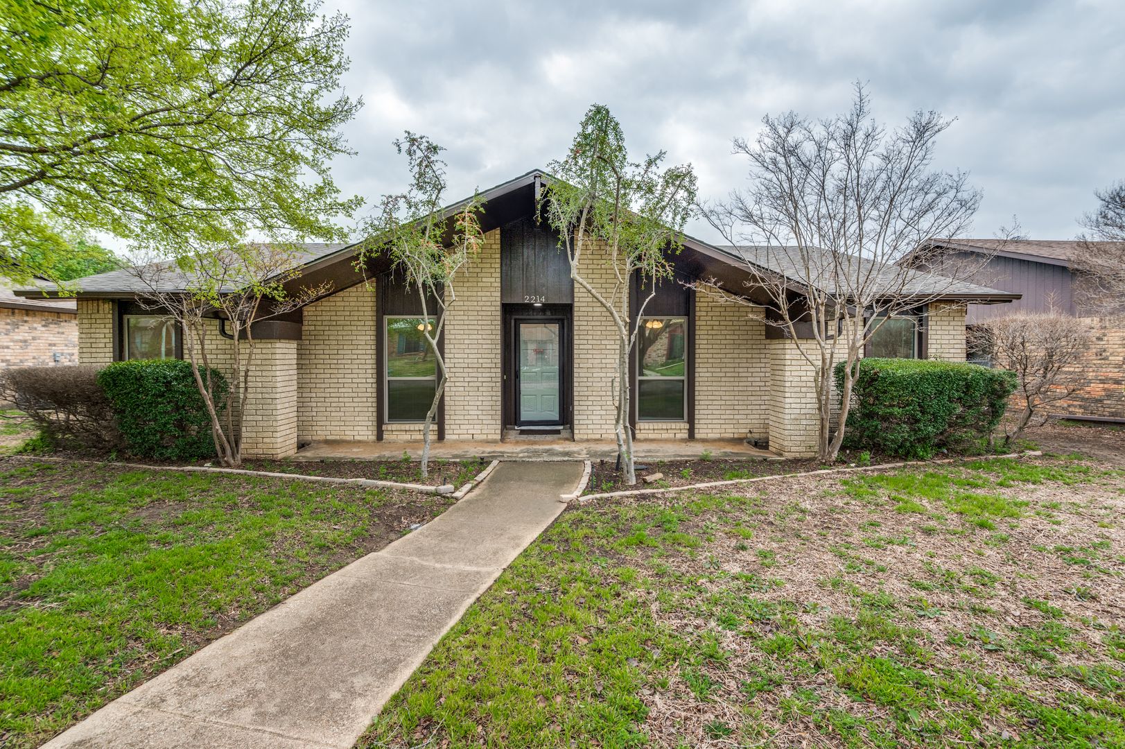 Carrollton House: 2214 Grapevine Ln