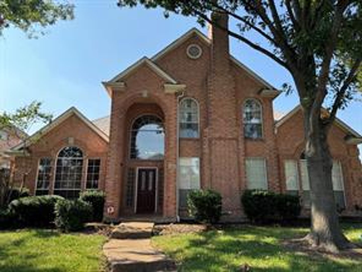Carrollton House: 1100 Hunters Creek Drive