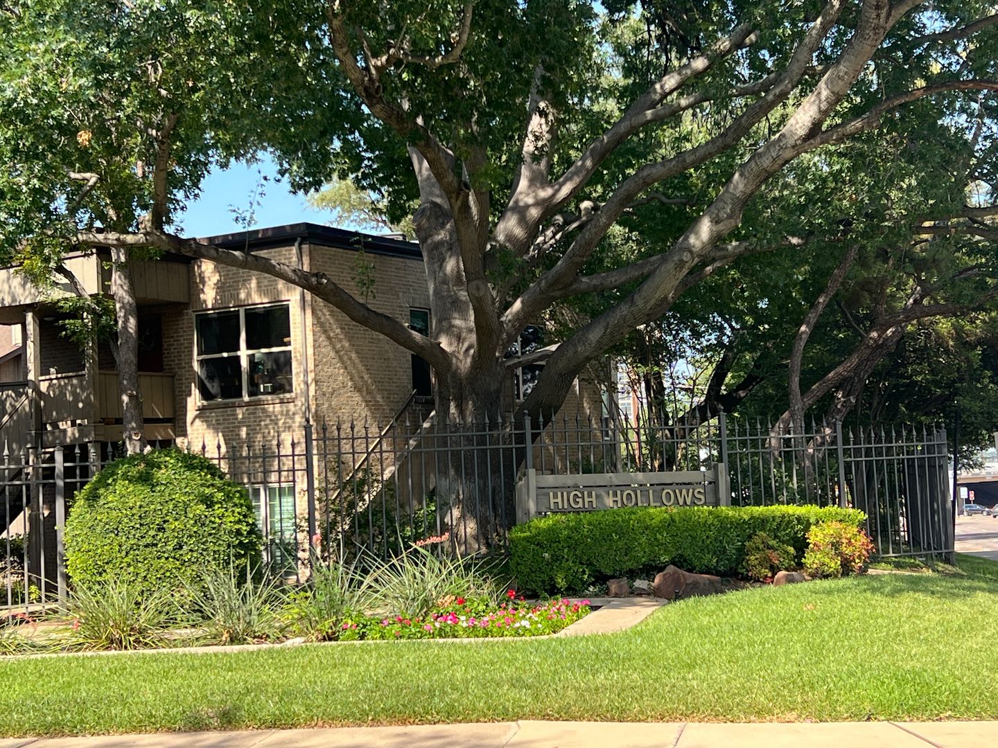 Dallas House: 10432 High Hollows Drive