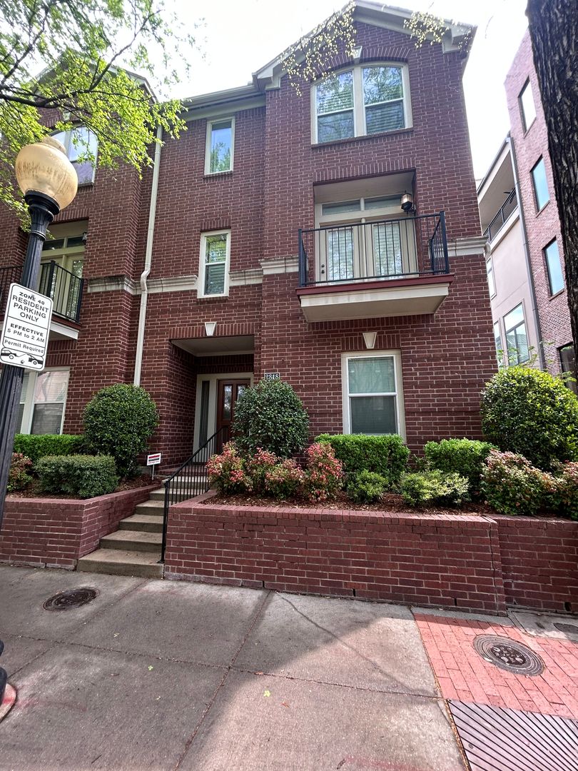 Dallas House: 2818 State St