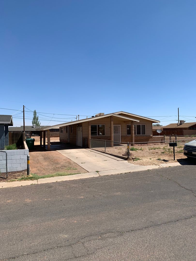 Winslow House: 800 W Hillview