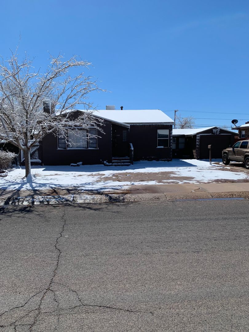 Winslow House: 113 E Mahoney St