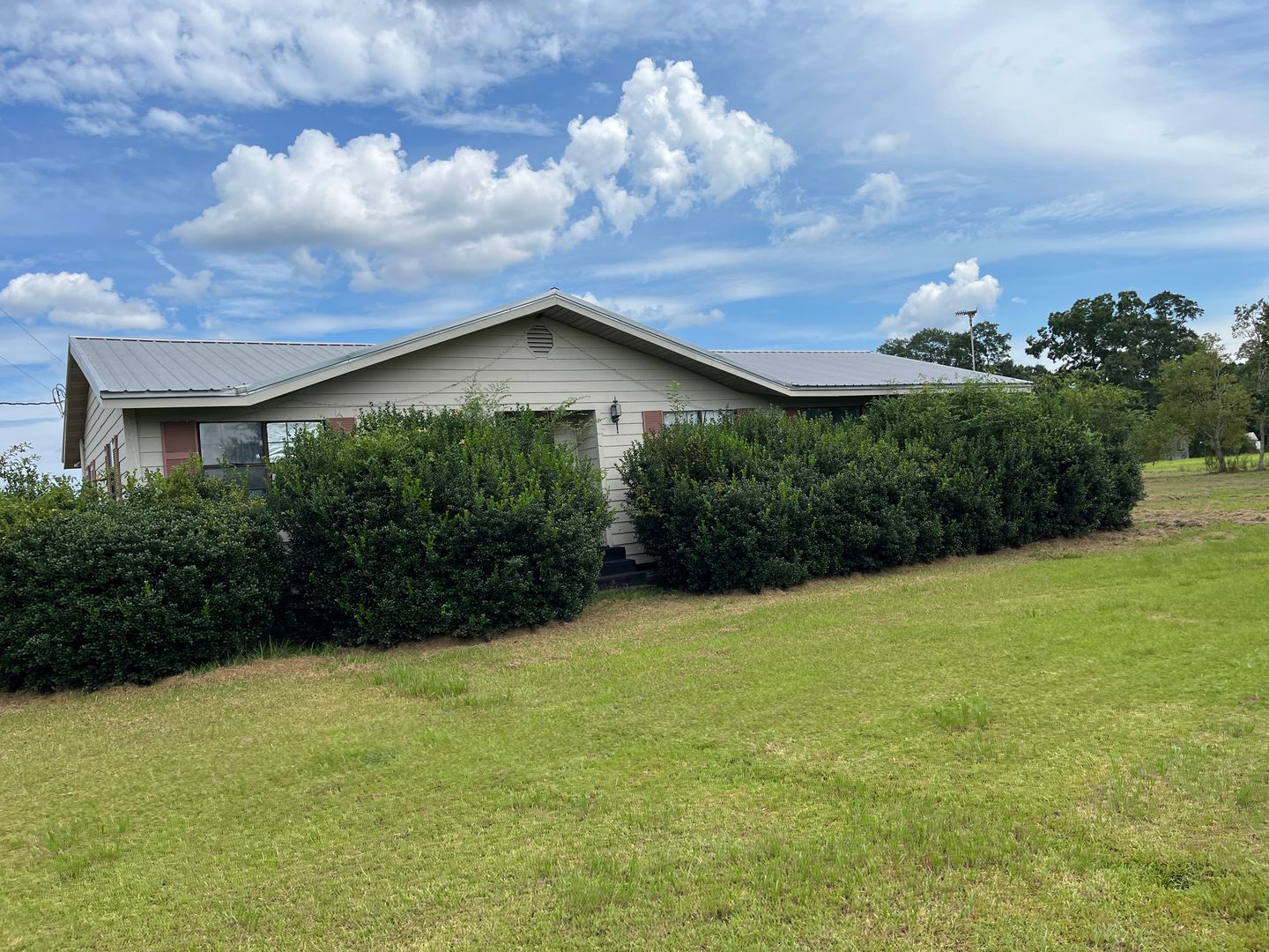 Atmore House: 5148 Hwy 21 North