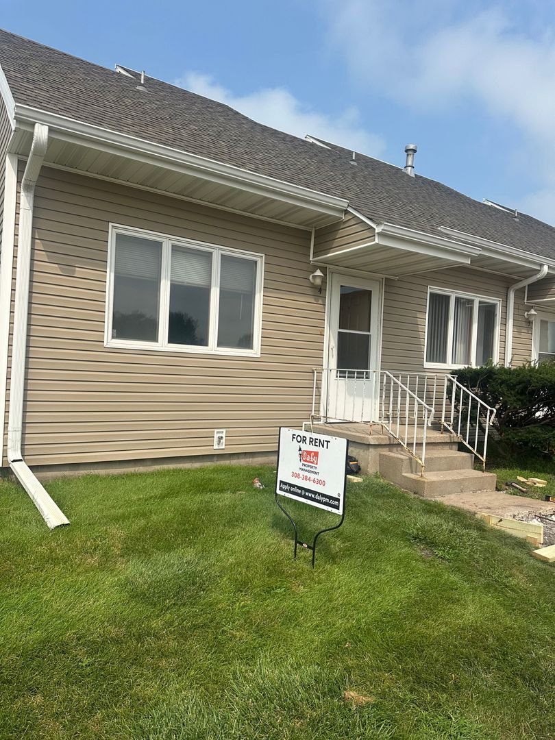 Grand Island Apartment: 610 Curtis St