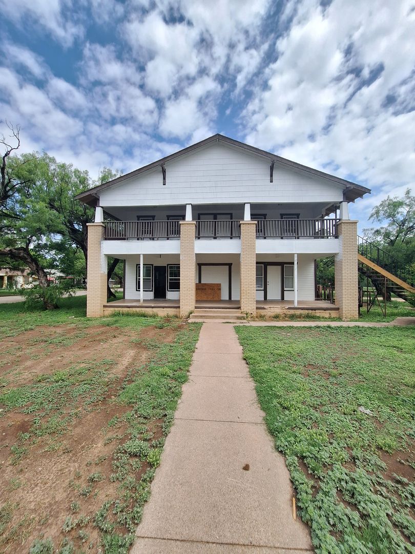 Abilene House: 1942 State Apt B
