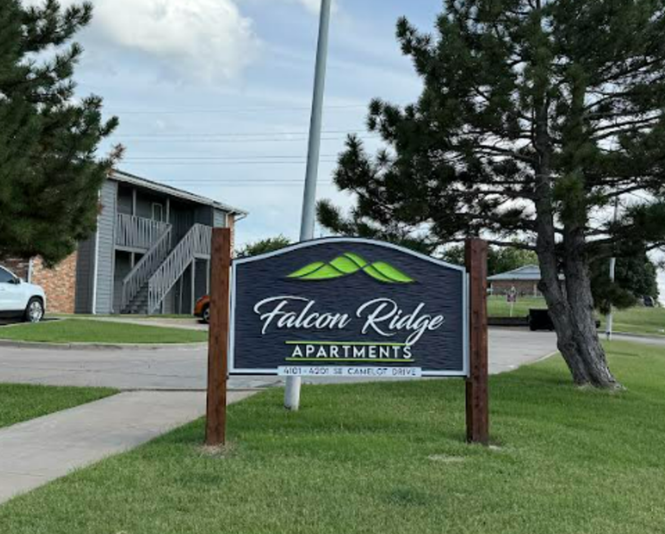 Lawton Apartment: 4101- 4201 SE Camelot Dr