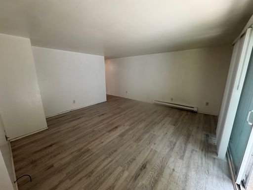 Ground floor unit in small complex available now! Half-off second months rent!! – photo 1