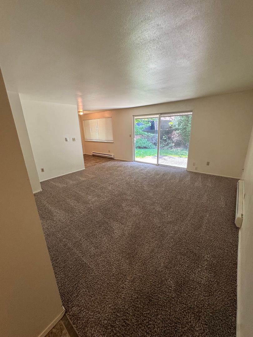 Kent Apartment: 10833 & 10835 SE 200th Street