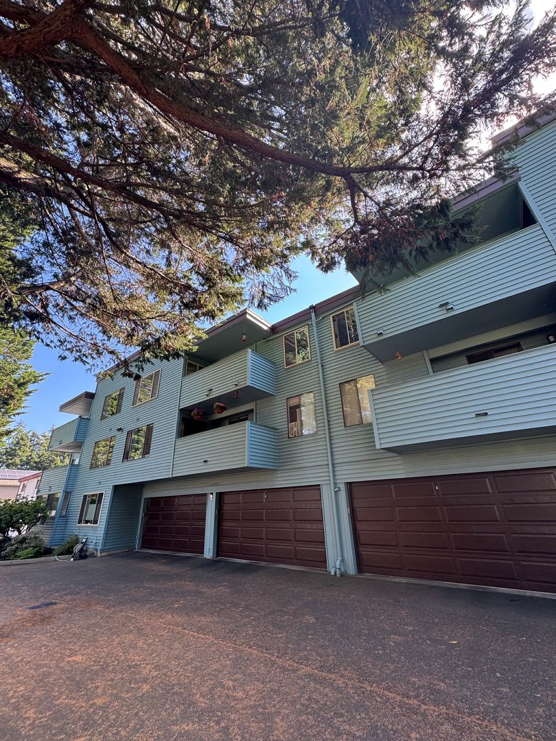 2 Bedroom 1 Bath Burien Condo 995sf, Fireplace, Balcony, One Car Garage with Storage