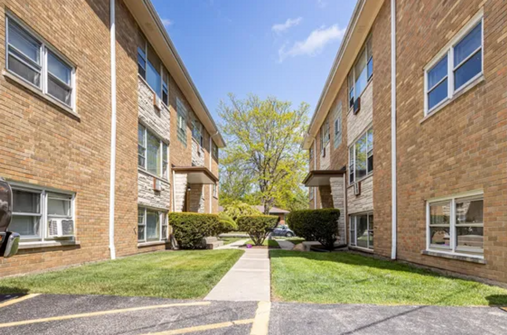 Mundelein Apartment: 270 N Lake Street