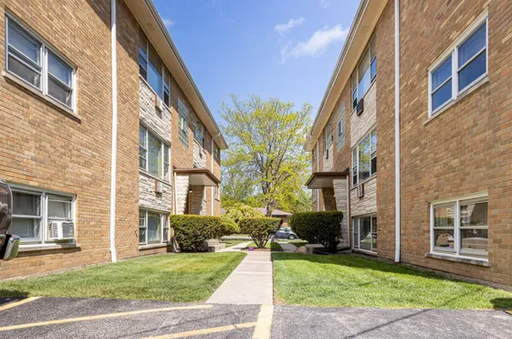 MUNDELEIN 2 BED WITH SPACIOUS LAYOUT
