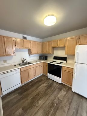 SPACIOUS LOOP 2 BED 2 BATH WITH FLOOR TO CEILING WINDOWS – photo 1