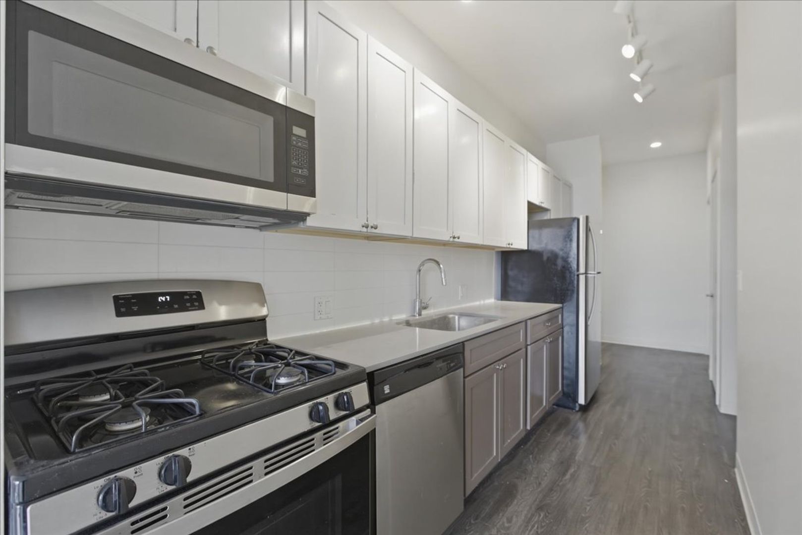 Chicago Apartment: 830 N Milwaukee Ave