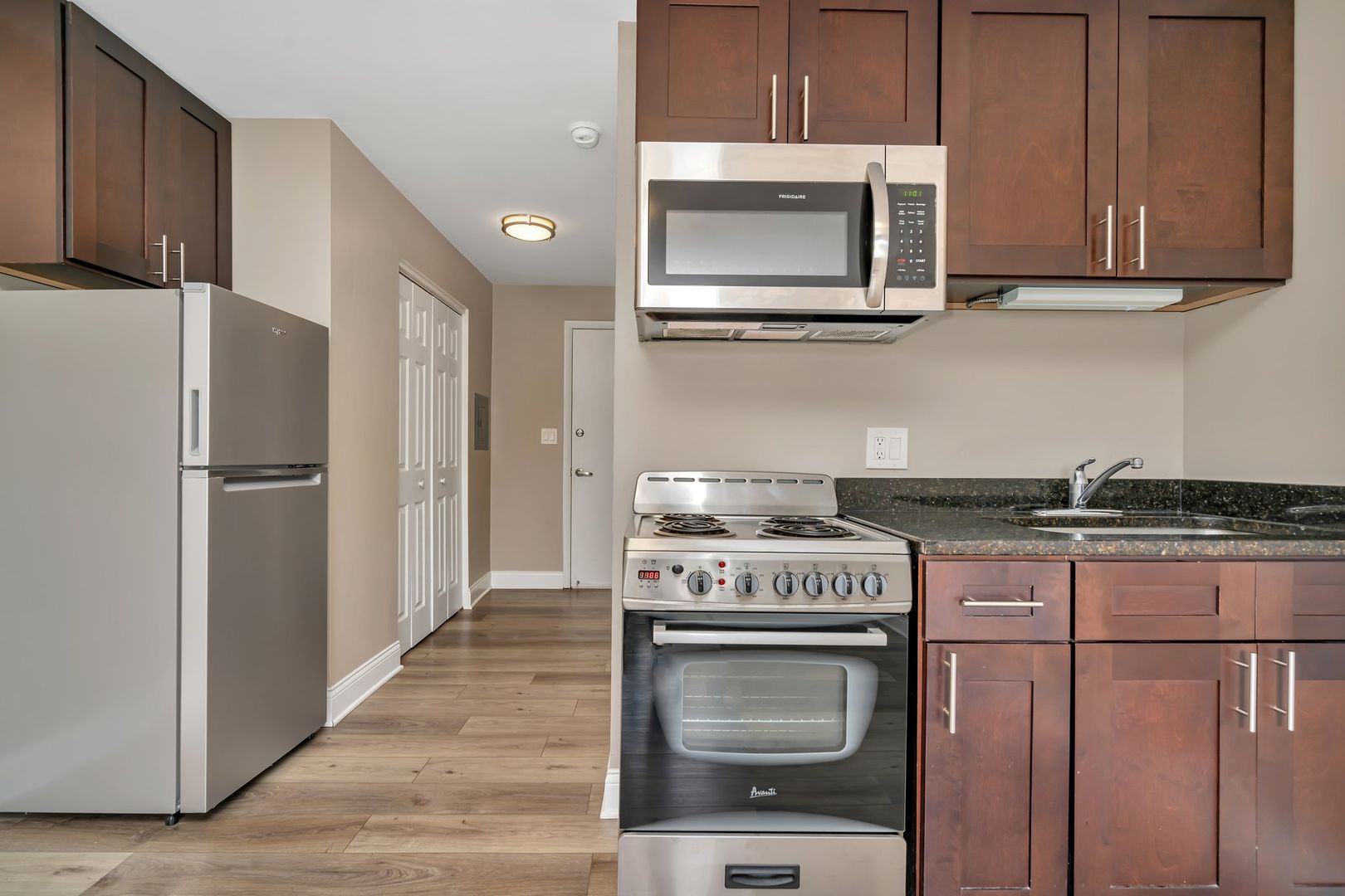 Mundelein Apartment: 313 S Hickory St