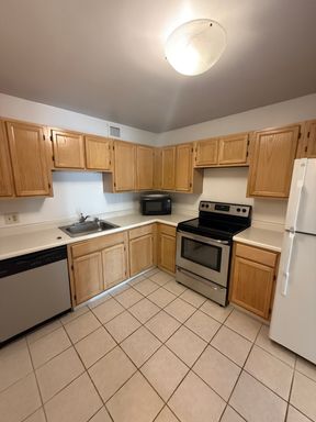 RECENTLY UPDATED LOOP 1 BED 1 BA WITH FLOOR TO CEILING WINDOWS – photo 1
