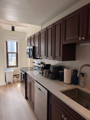 NEWLY RENOVATED GOLD COAST 1 BED WITH FITNESS CENTER AND PARKING ON SITE – photo 1