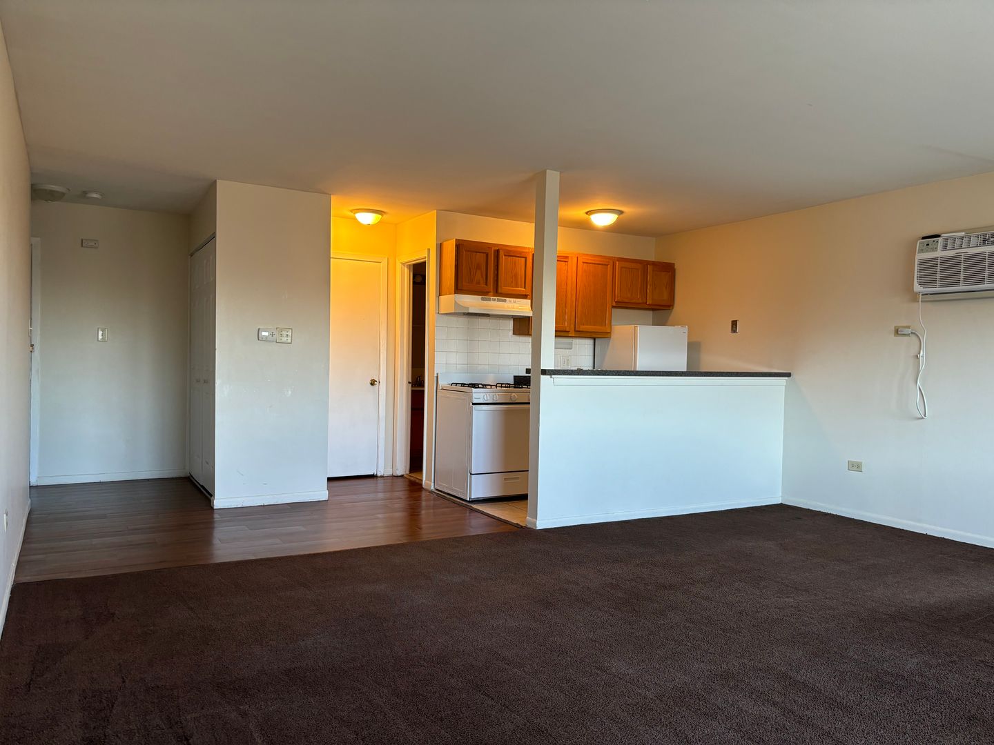 Mundelein Apartment: 550 Deepwoods Drive