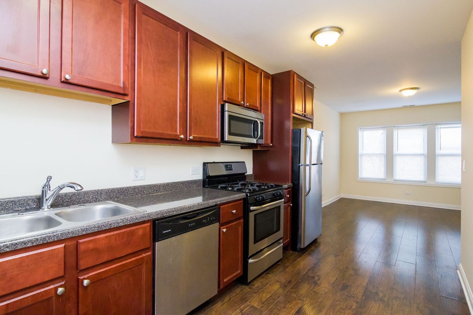 Chicago Apartment: 4715-4731 W Cornelia