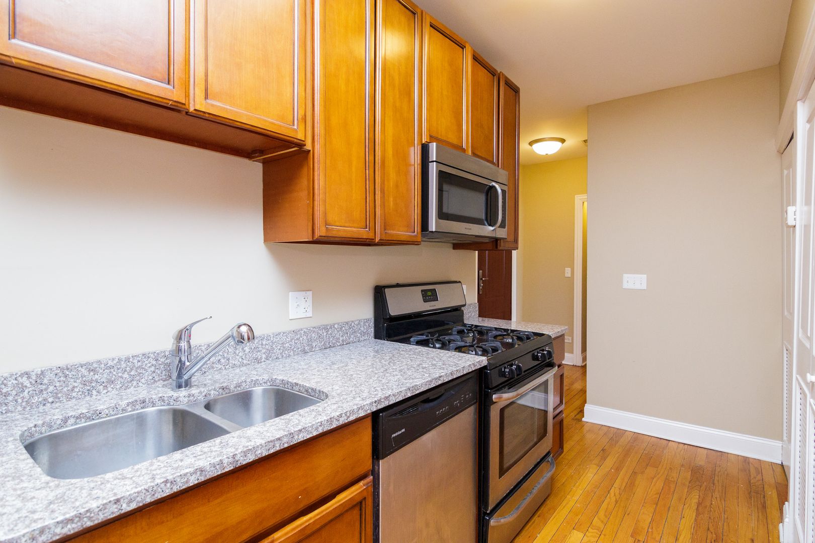 Chicago Apartment: 3731 N Kimball Ave
