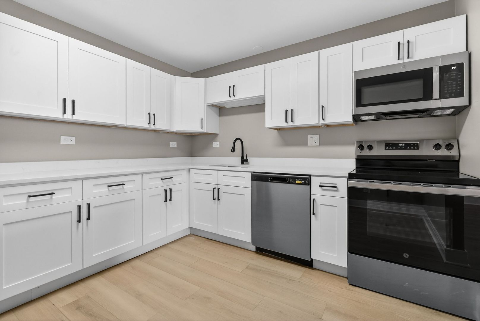 Mundelein Apartment: 313 S Hickory St