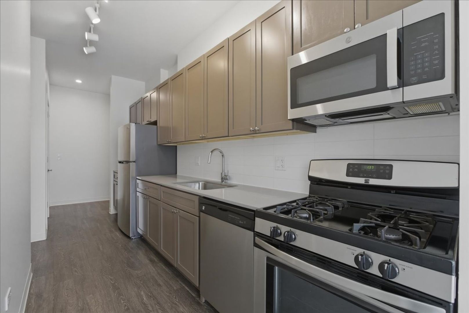 Chicago Apartment: 830 N Milwaukee Ave