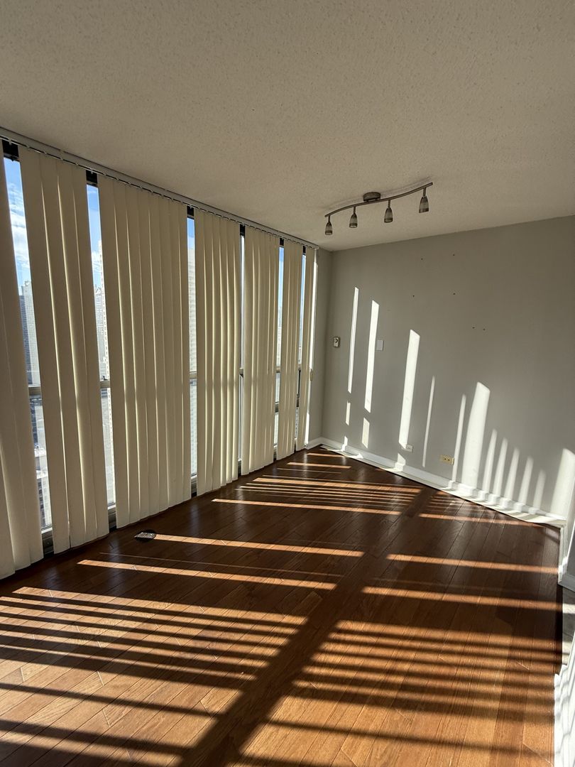 Chicago Apartment: 10 E Ontario St