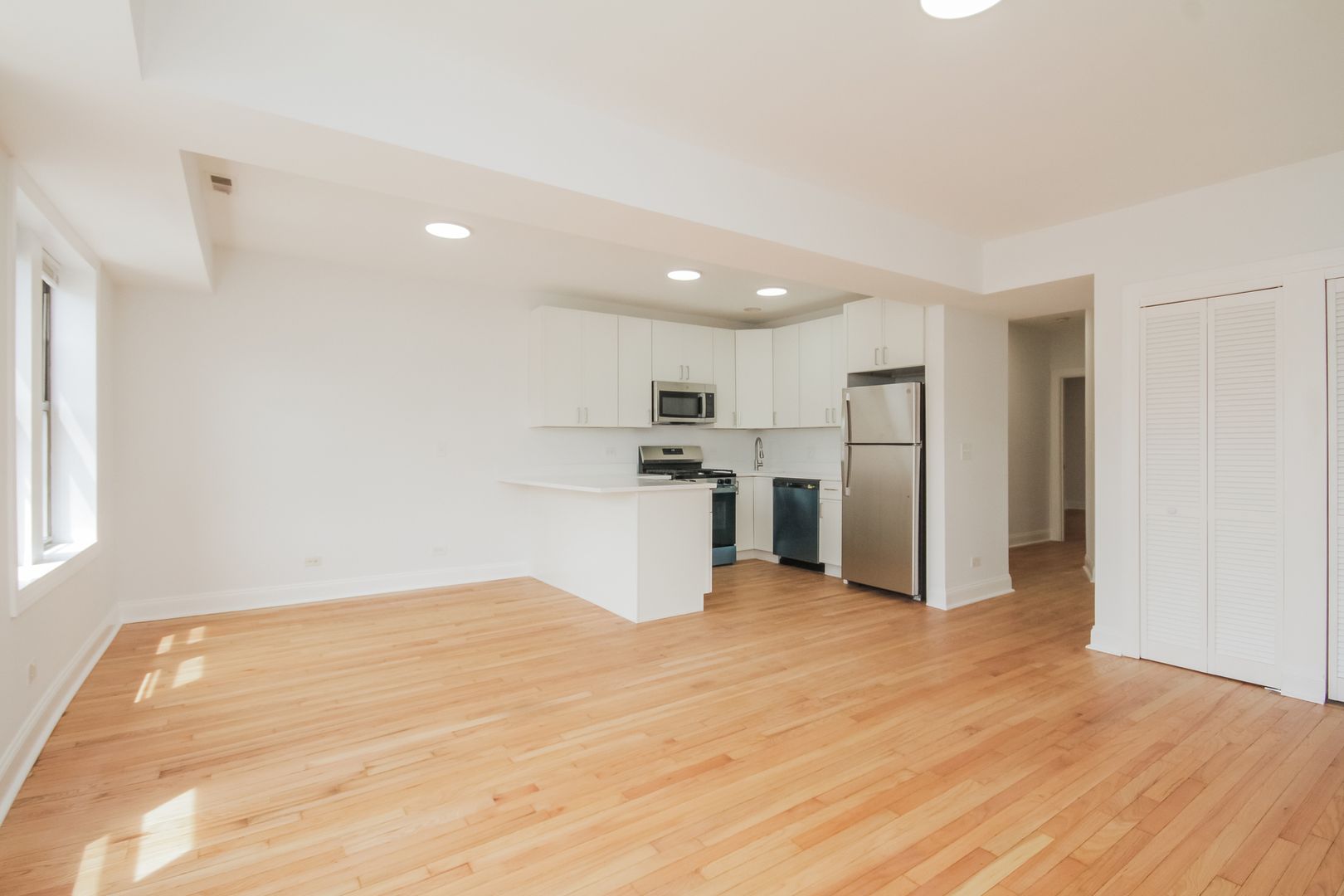 Chicago Apartment: 3731 N Kimball Ave