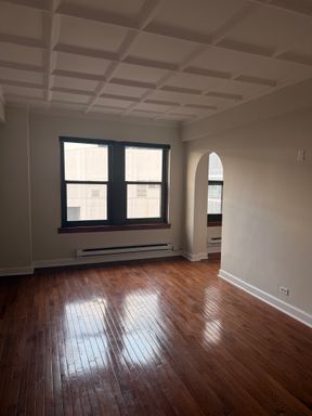 1211 N LaSalle Dr Unit 404 – photo 1