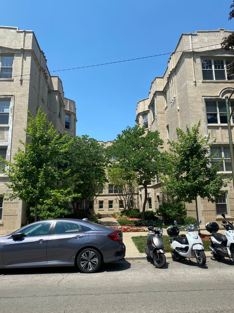 Chicago Apartment: 1446-1452 W Thorndale Ave