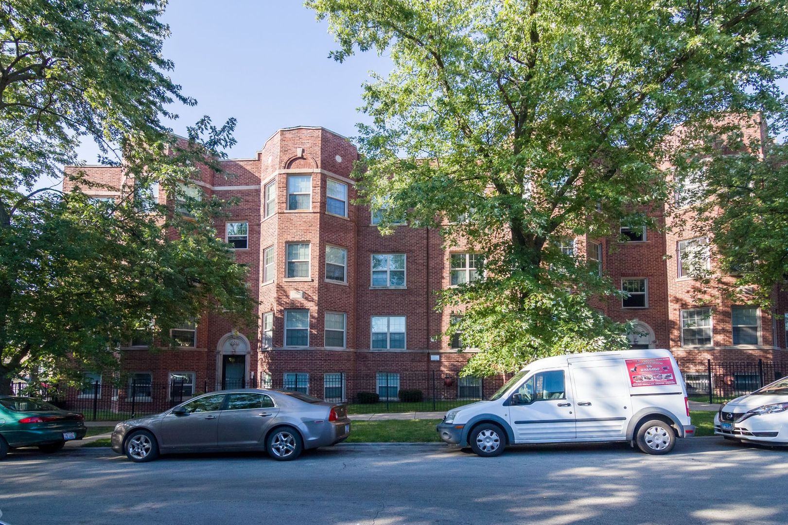 Chicago Apartment: 1706-1716 W Farwell Ave