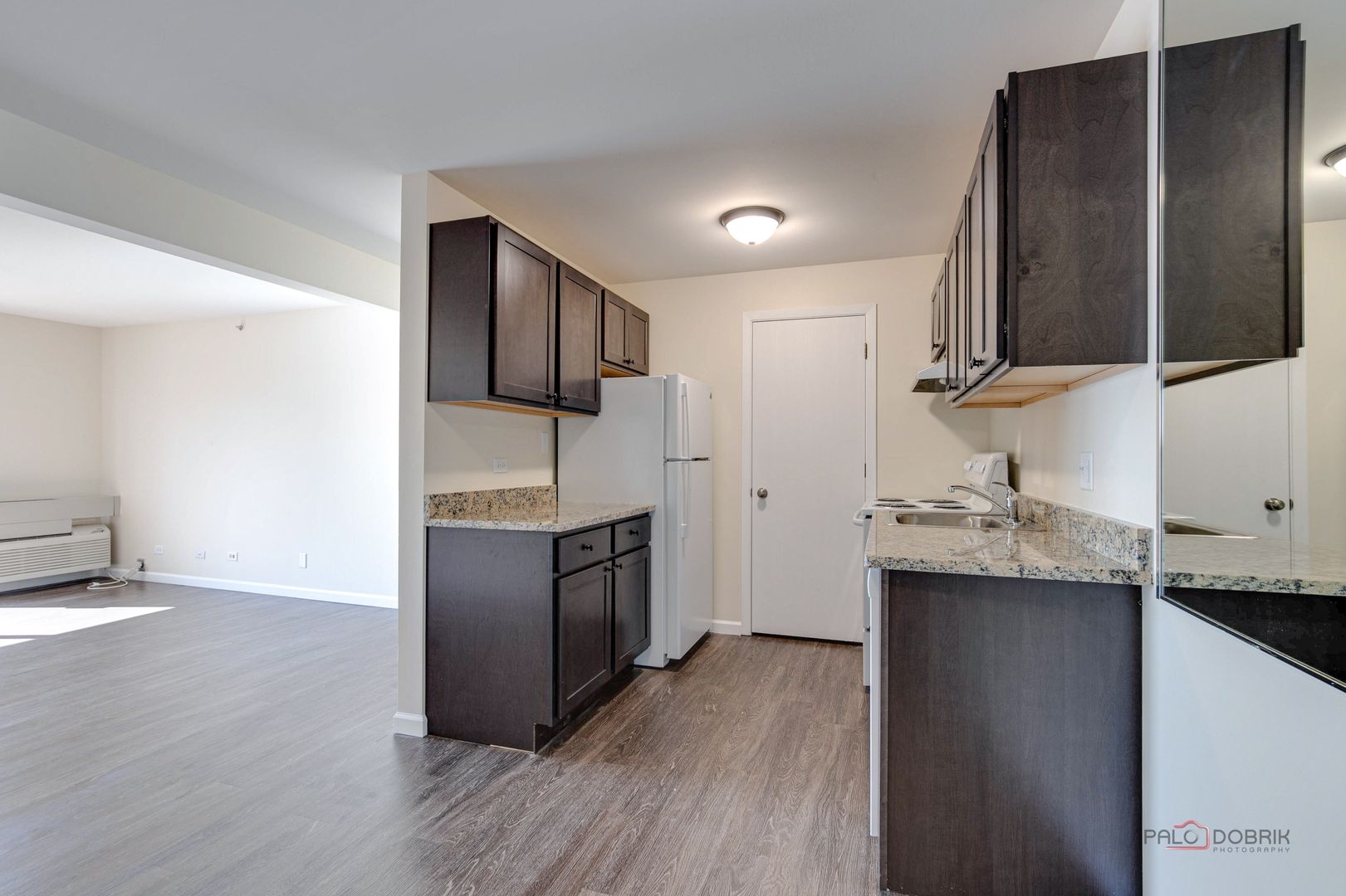 Mundelein Apartment: 1357 West Maple Ave