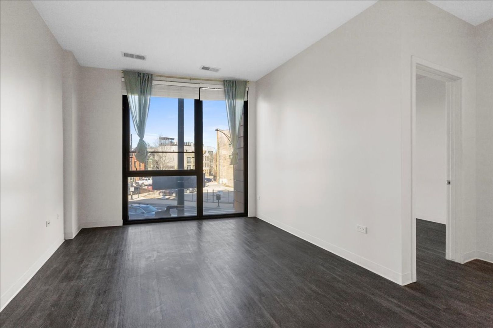 Chicago Apartment: 830 N Milwaukee Ave