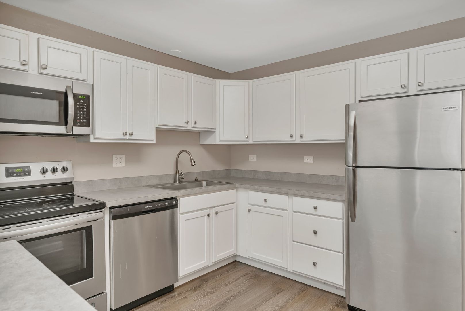 Mundelein Apartment: 313 S Hickory St