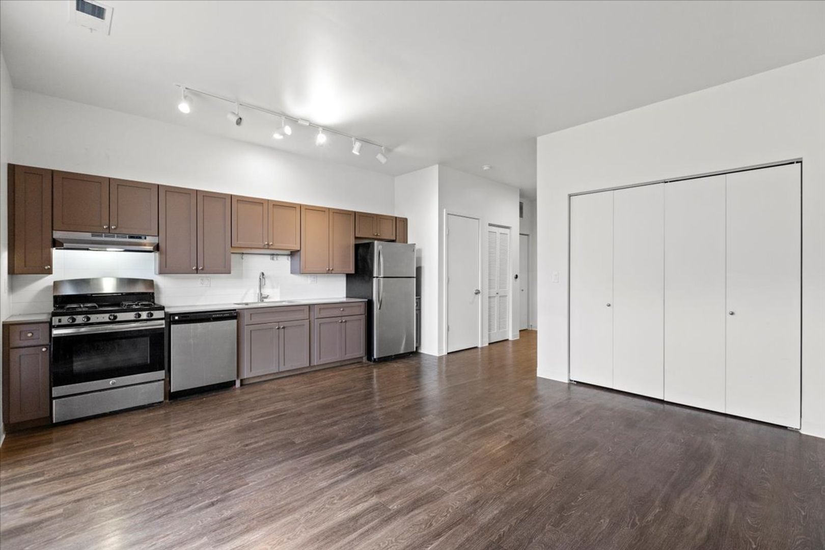 Chicago Apartment: 830 N Milwaukee Ave