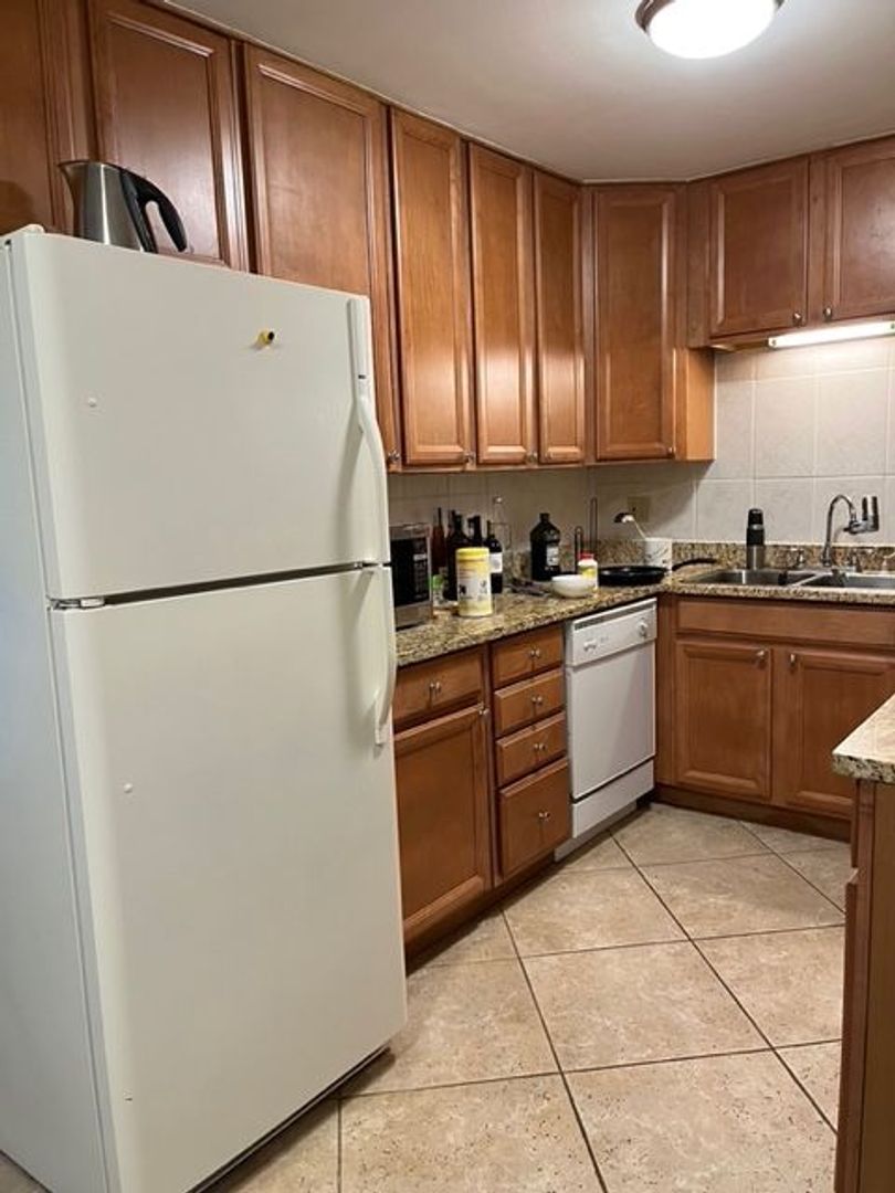 Downers Grove Apartment: 5202 Washington Street
