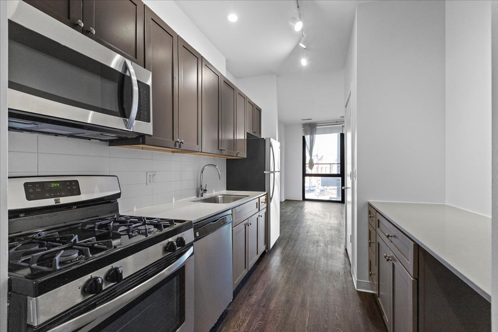 Chicago Apartment: 830 N Milwaukee Ave