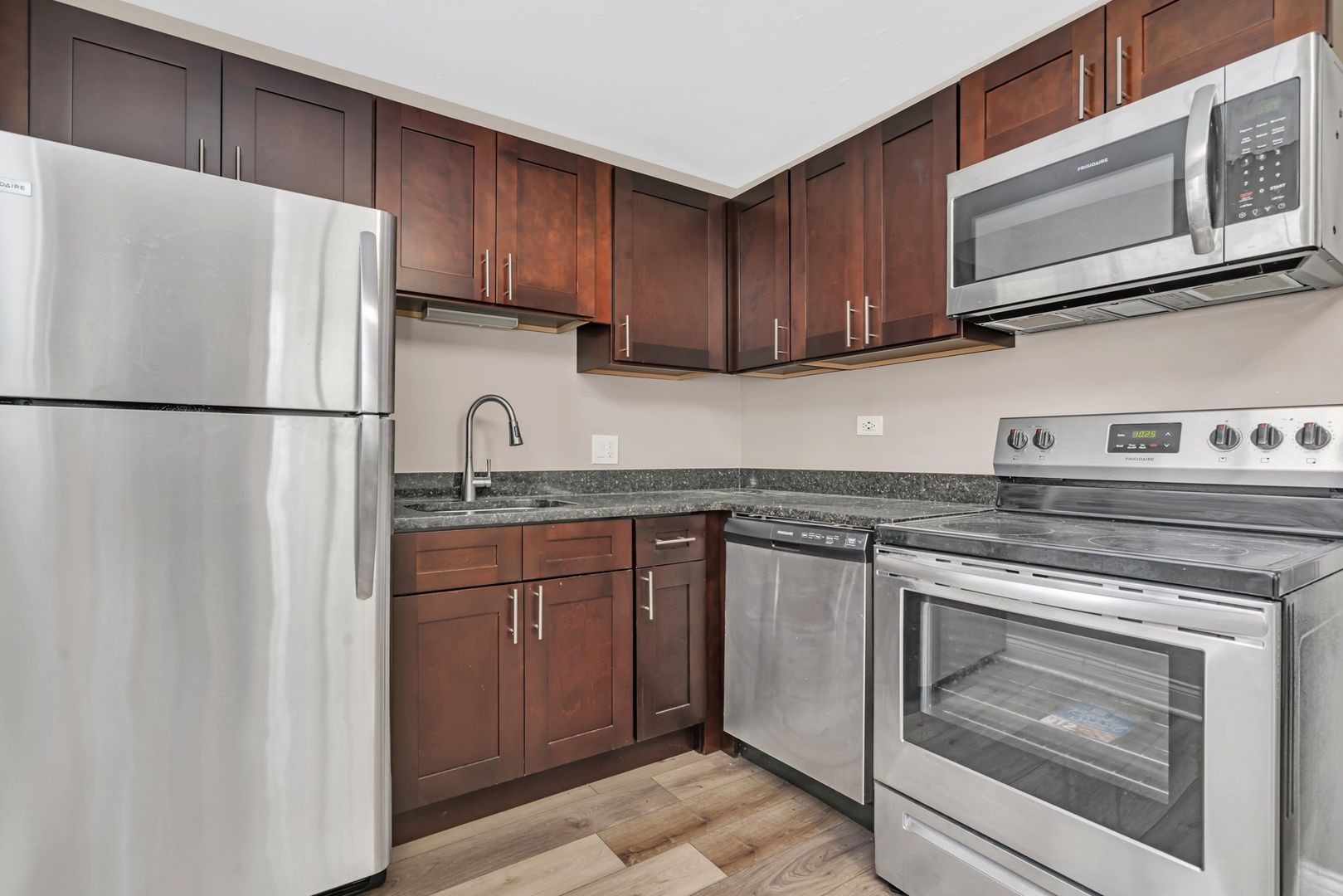 Mundelein Apartment: 313 S Hickory St