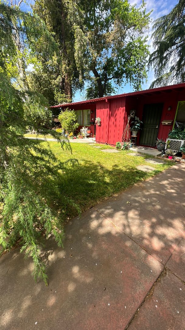 Woodland Apartment: 719 Pendegast Street