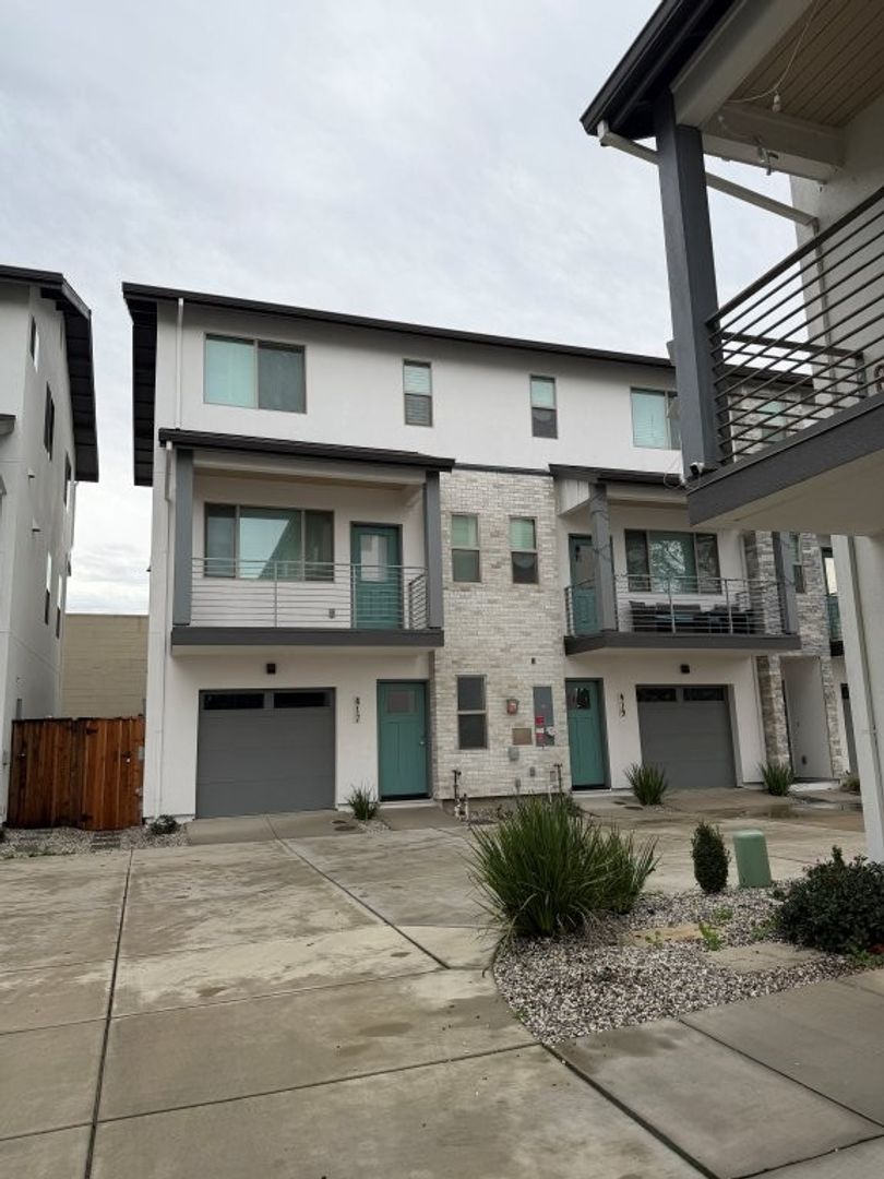 Woodland House: 417 Cleveland Street