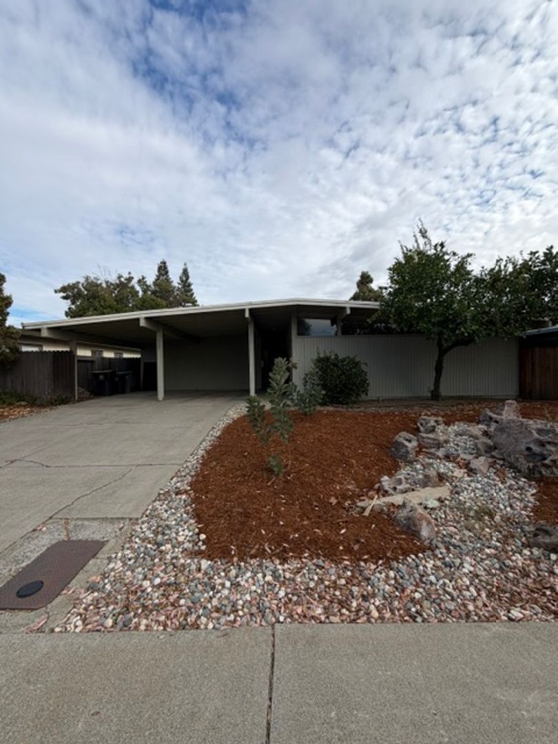 Davis House: 557 Villanova Drive